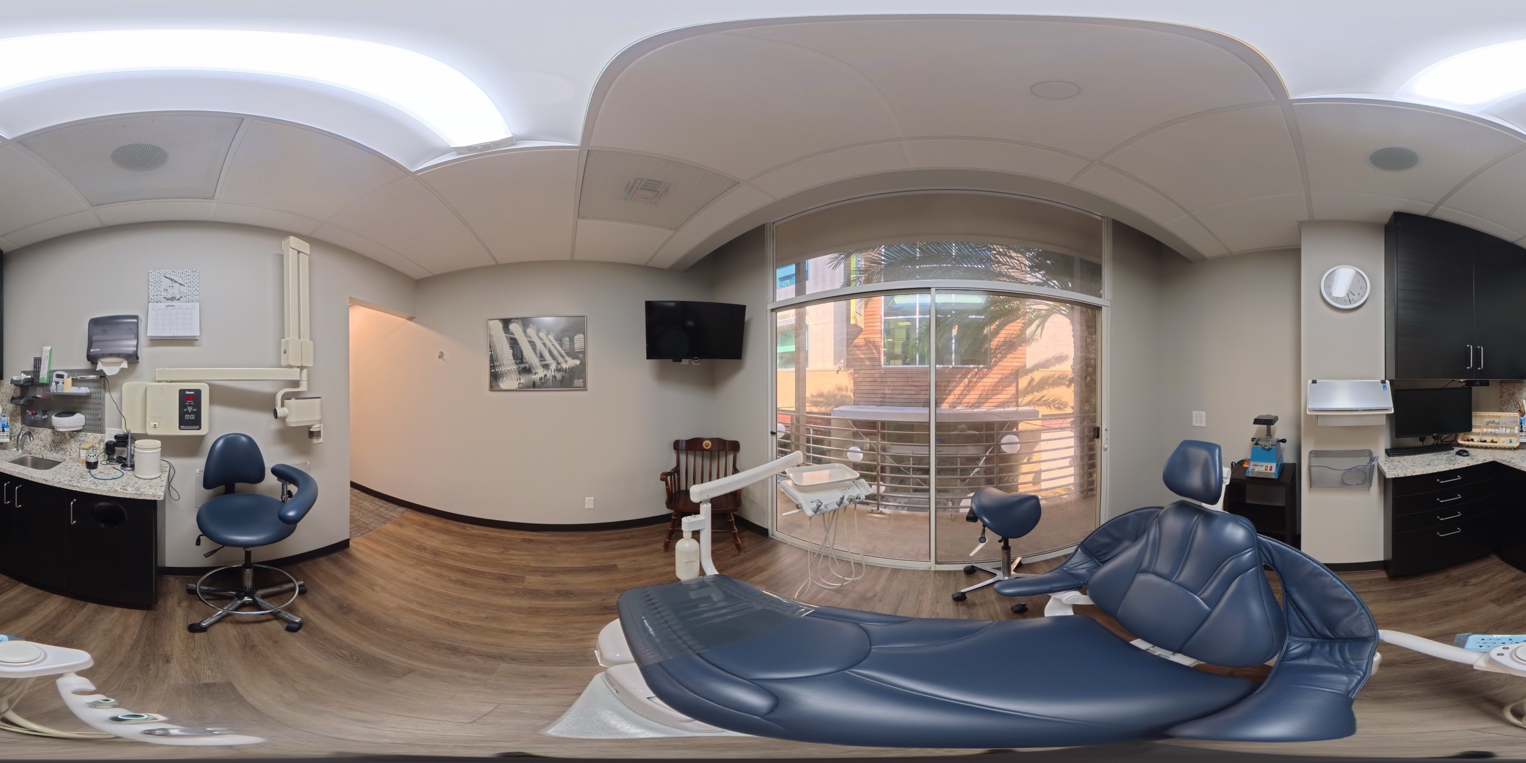 360-degree interior view of the Bruce Cairns, DDS, Inc. office, scene 01